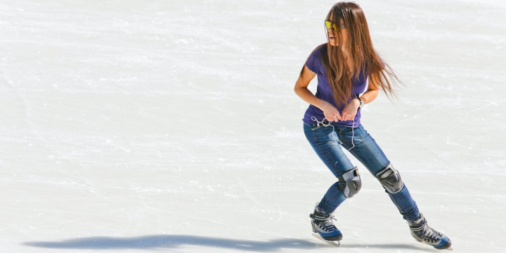 Chica patinando libre sobre hielo