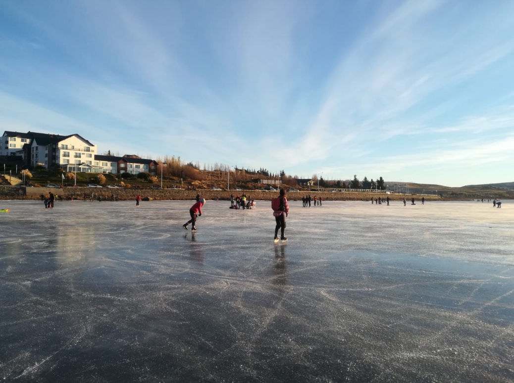 Familias patinando sobre hielo natural en la Reserva Municipal y Natural Bahía Redonda